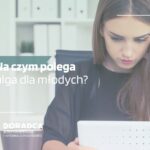 Młody pracownik czytający artykuł o uldze dla młodych do 26 roku życia
