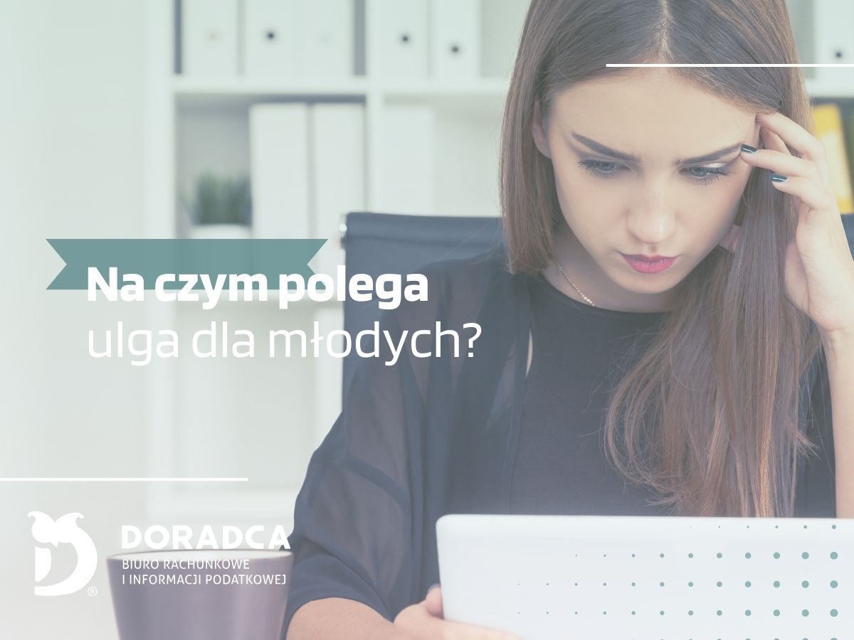 Młody pracownik czytający artykuł o uldze dla młodych do 26 roku życia